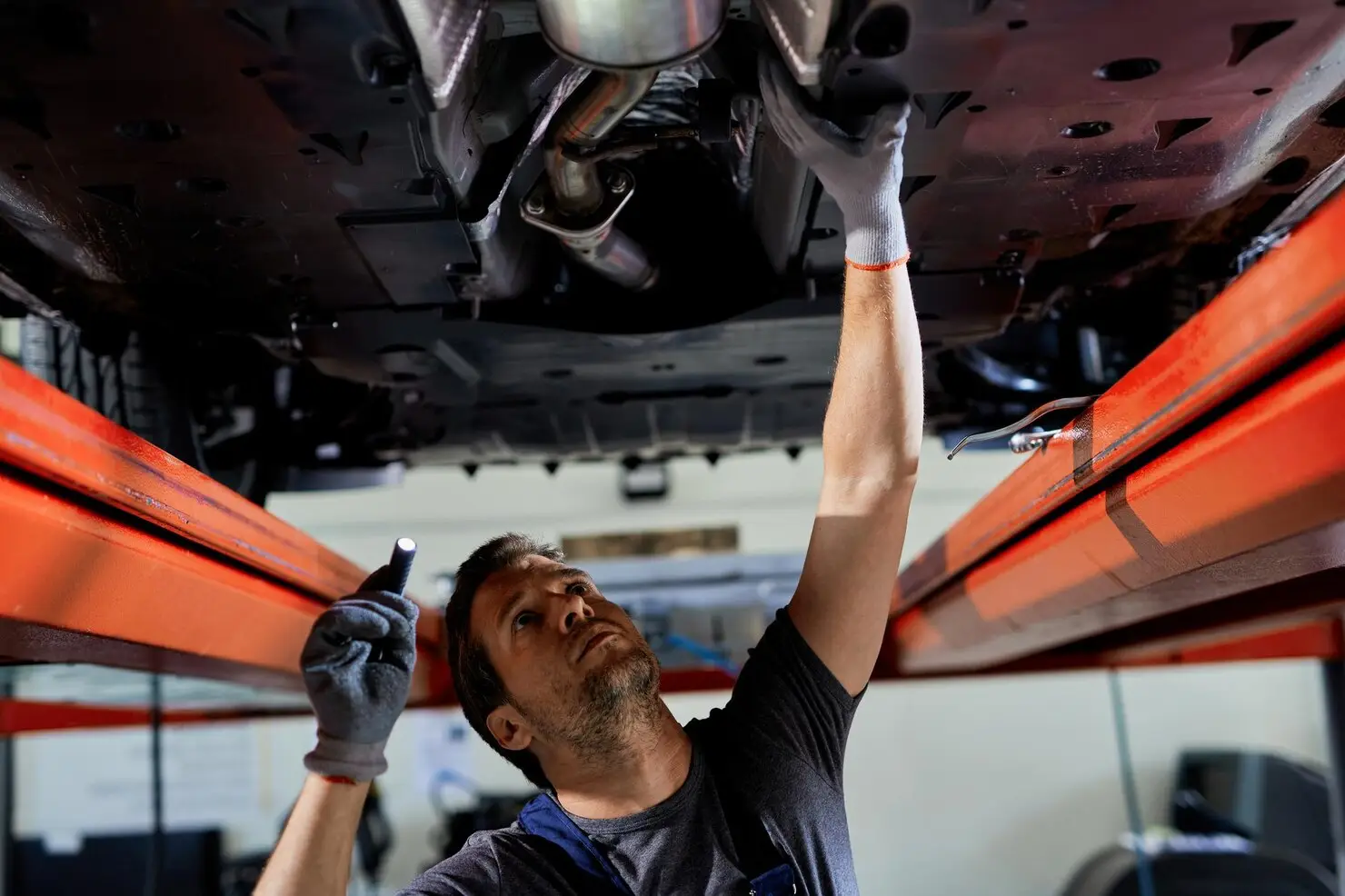 Shock absorber inspection for suspension system maintenance in Qatar