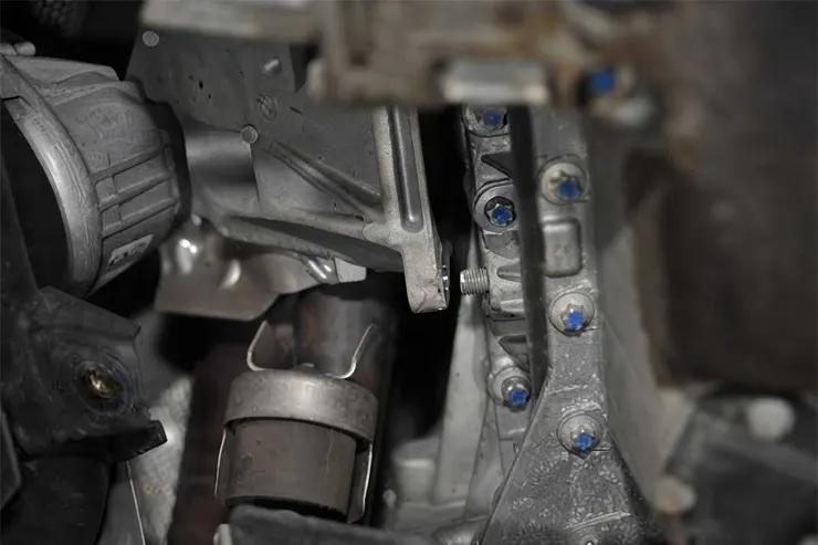 Engine Mounting Service in Qatar for loose mounting bracket